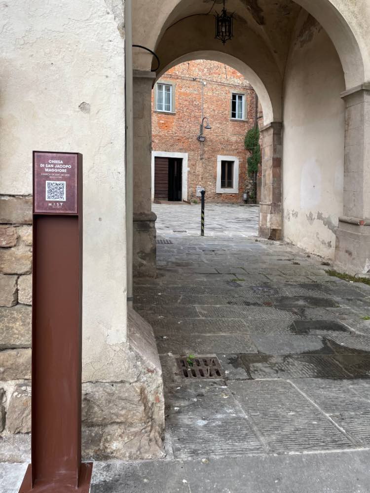 TOTEM CHIESA J. MAGGIORE Totem urbano centro storico
