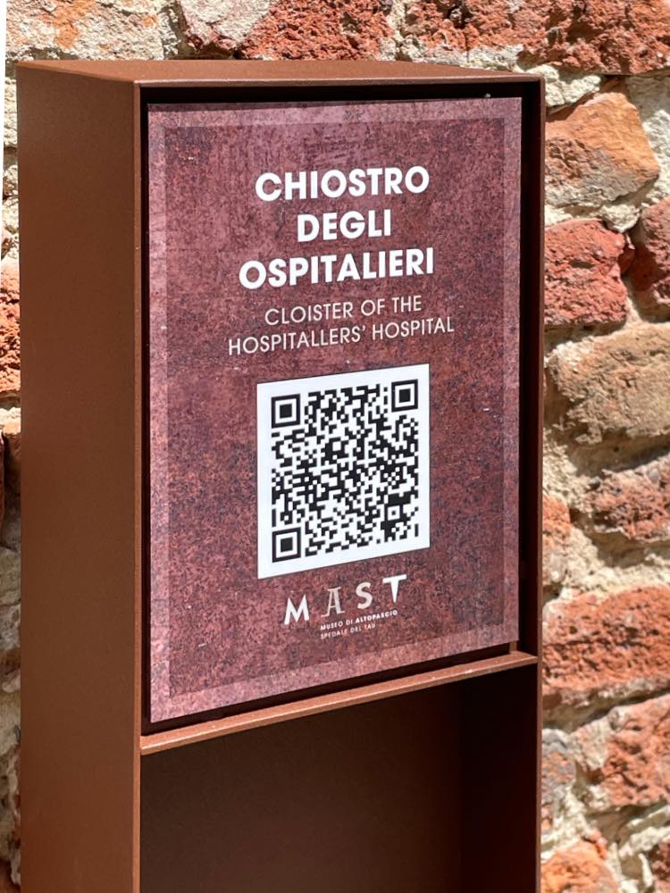 Totem chiostro Ospedalieri Totem urbano Altopascio