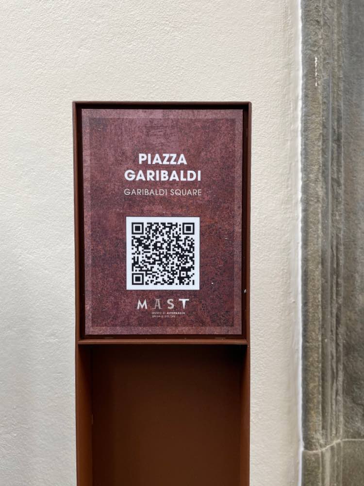 TOTEM PIAZZA GARIBALDI Totem urbano Altopascio