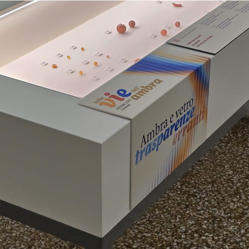 Tavolo con vetrine integrate